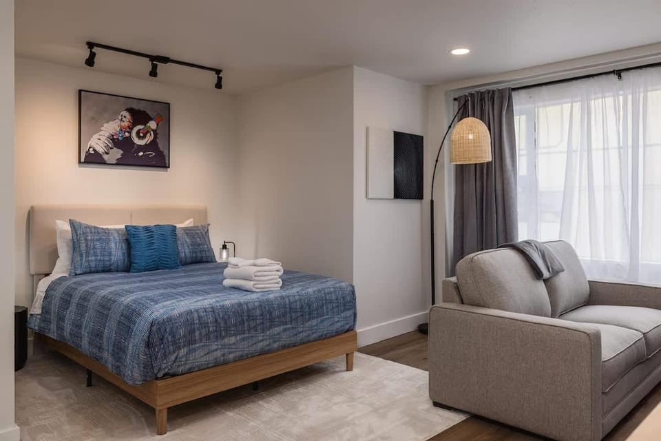 Stylish Downtown Studio - Free Parking plus Kitchen Apartment in Anchorage
