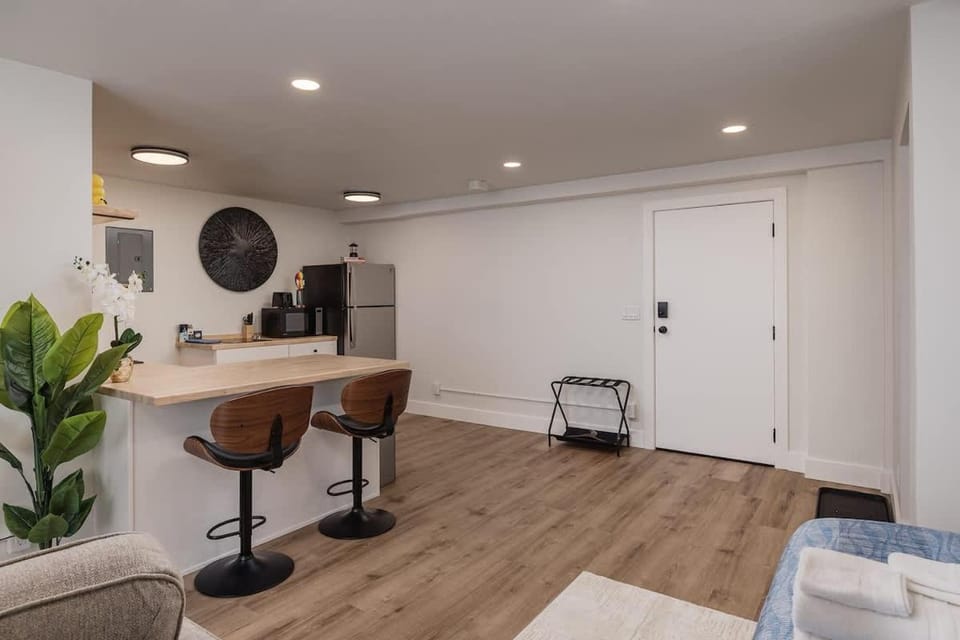Stylish Downtown Studio - Free Parking plus Kitchen Apartment in Anchorage