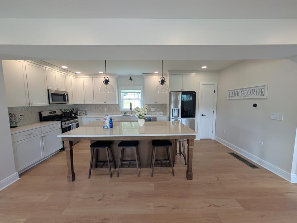 Kitchen or kitchenette, Seating area, Dining area