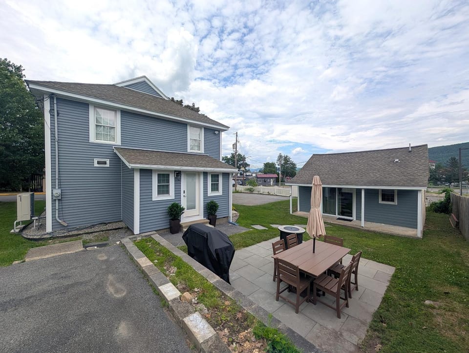 Patio, Facade/entrance, BBQ facilities, Seating area, Dining area