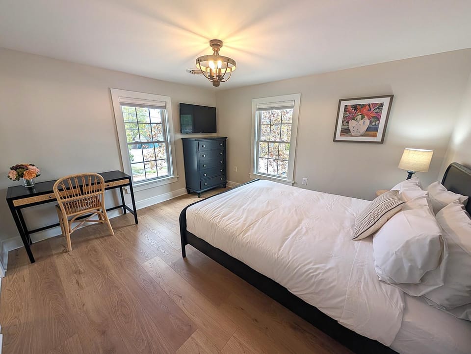 Bed, TV and multimedia, Seating area, Bedroom