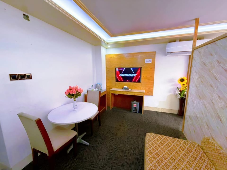 Communal lounge/ TV room, Bed, TV and multimedia, Living room, Photo of the whole room, Seating area, Dining area, Bedroom, hair dresser