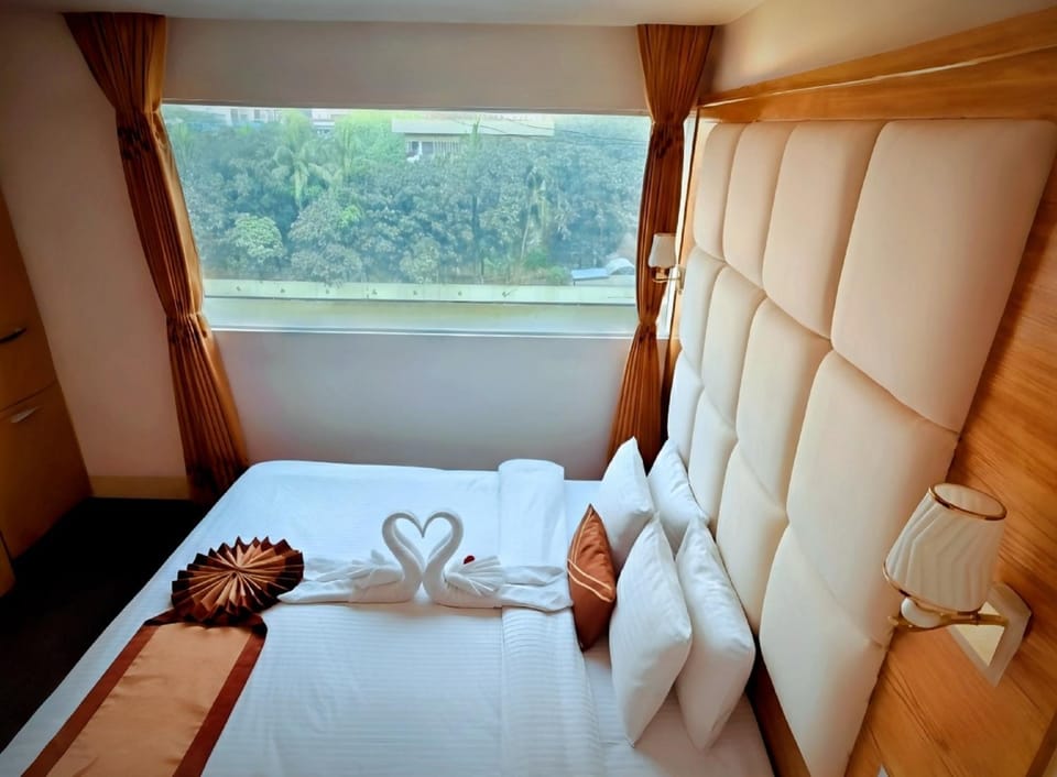 Bed, Living room, Photo of the whole room, Seating area, Bedroom, City view