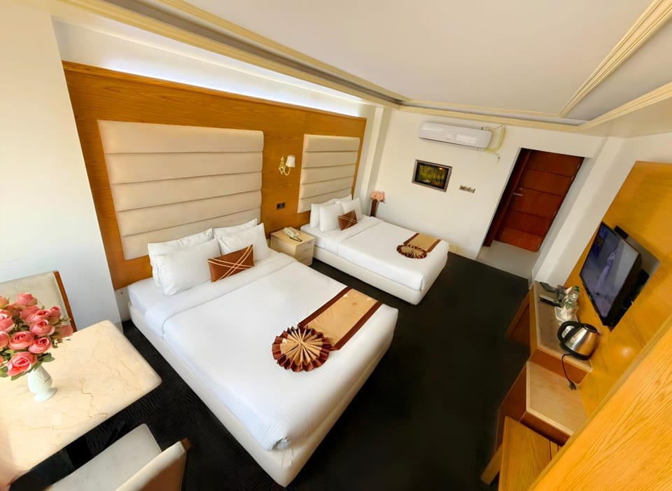 Communal lounge/ TV room, Bed, TV and multimedia, Photo of the whole room, Evening entertainment, Bedroom, hair dresser, towels