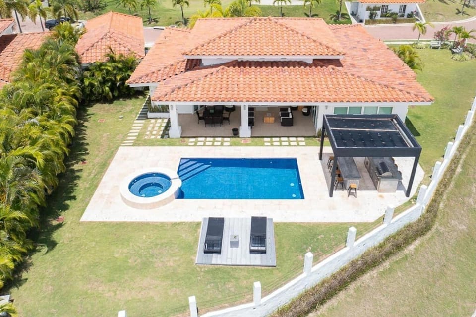 The Golf Oasis Villa by AcoModo Villa in Panama