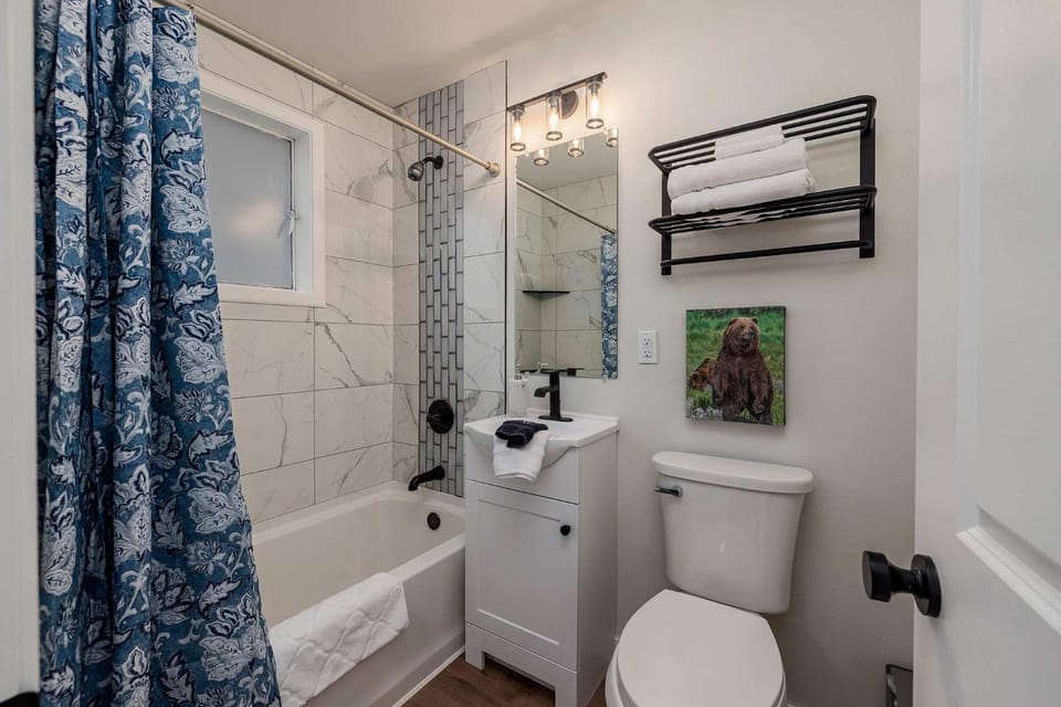 Stylish Downtown Anchorage Stay- King Bed plus Kitchen Apartment in Anchorage