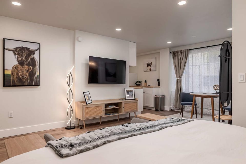 Stylish Downtown Anchorage Stay- King Bed plus Kitchen Apartment in Anchorage