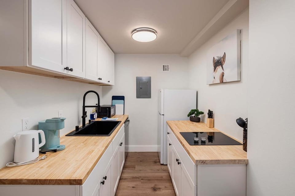 Stylish Downtown Anchorage Stay- King Bed plus Kitchen Apartment in Anchorage