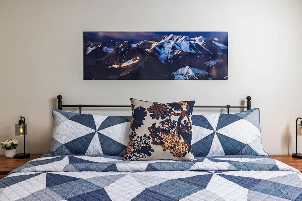 King Bed Studio-Downtown Getaway Apartment in Anchorage