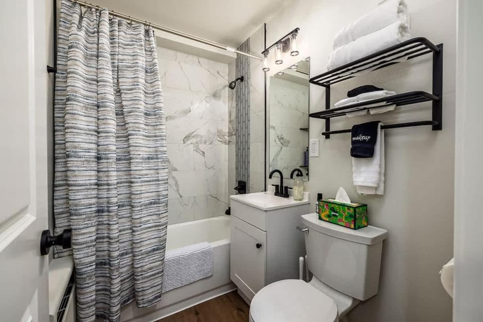 King Bed Studio-Downtown Getaway Apartment in Anchorage