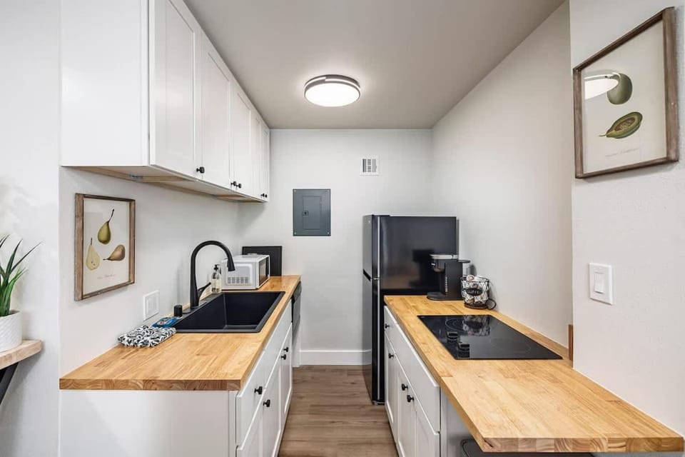 King Bed Studio-Downtown Getaway Apartment in Anchorage