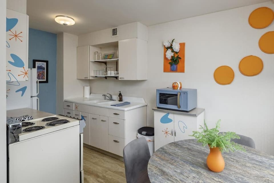 Artsy 1 Bedroom Condo with the Views to the Inlet Apartment in Anchorage