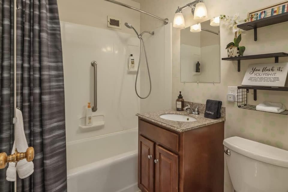 Artsy 1 Bedroom Condo with the Views to the Inlet Apartment in Anchorage