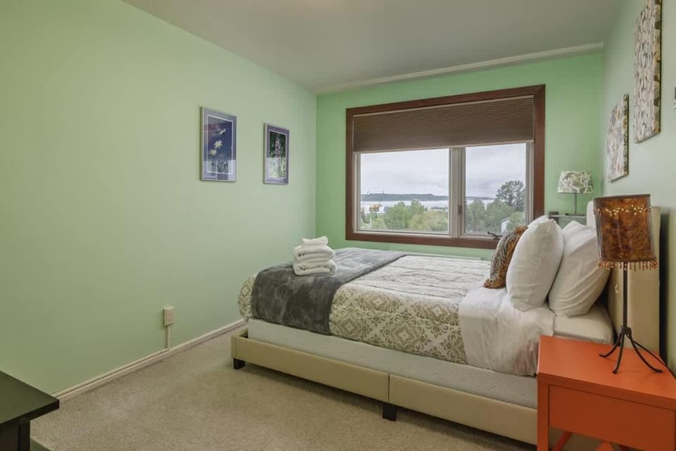 Artsy 1 Bedroom Condo with the Views to the Inlet Apartment in Anchorage