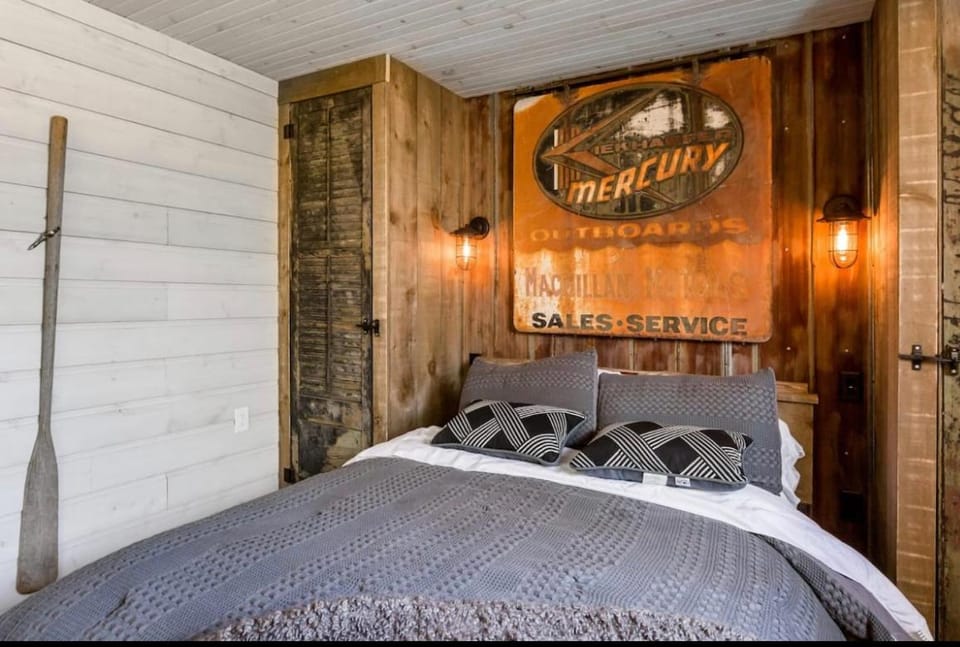 Board the Boat BnB House in Wasaga Beach