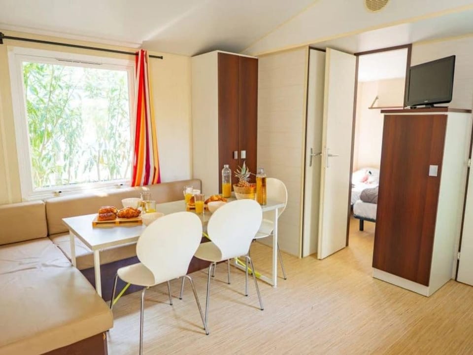 Mobil-home avec climatisation - 6 pers. - API-1-52-2767 Campground/ 
RV Resort in Occitanie
