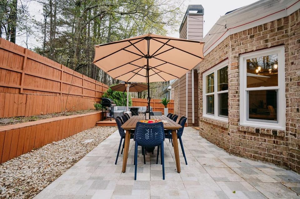 Prof Designed, 5 min KSU, HotTub, Game Room, hiking Villa in Kennesaw