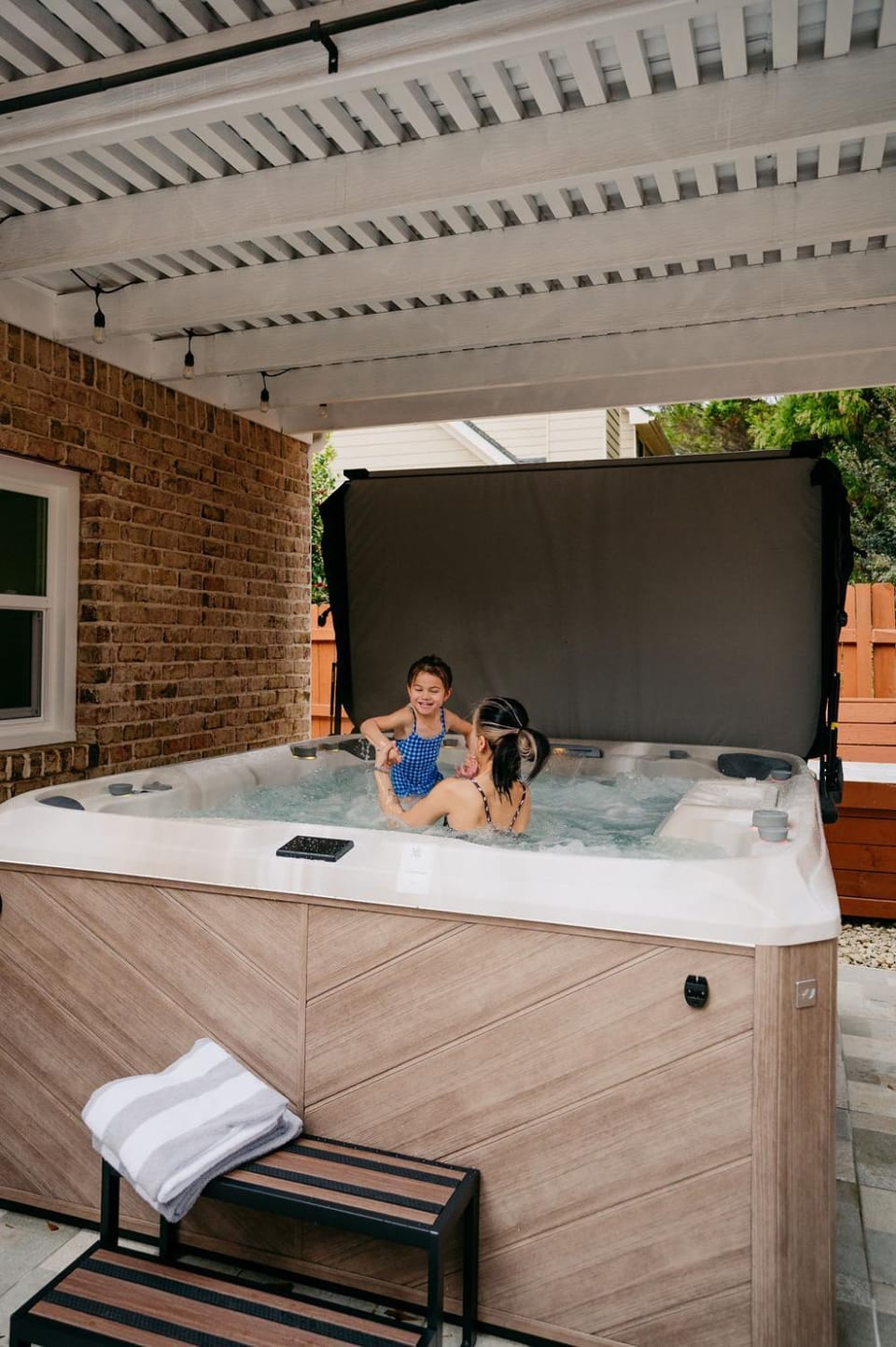 Prof Designed, 5 min KSU, HotTub, Game Room, hiking Villa in Kennesaw