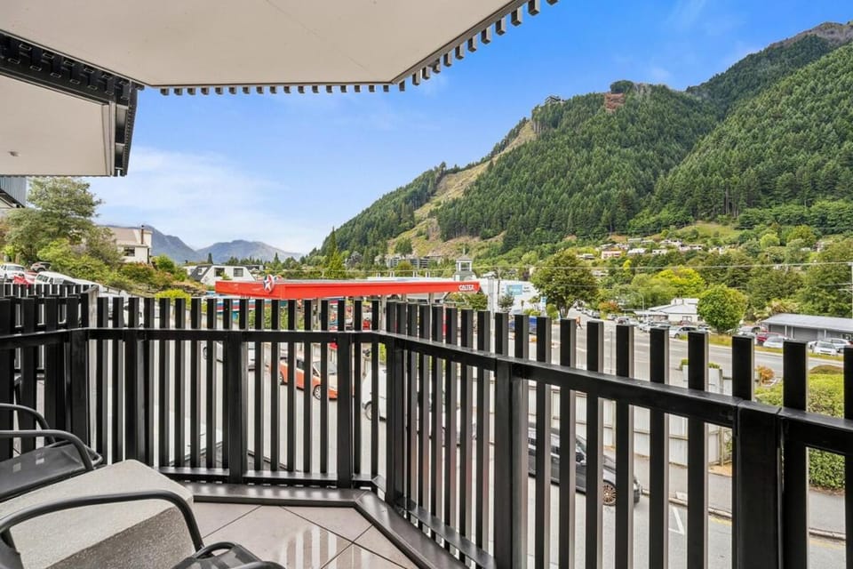 Mountain Vista Apartment! Short Stroll to the CBD Apartment in Queenstown