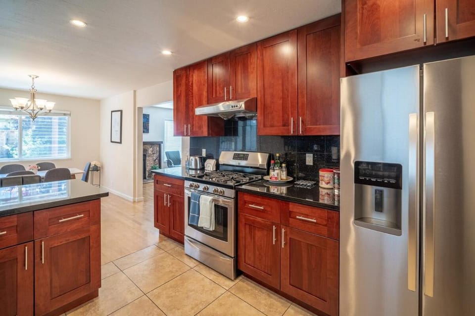 Beautiful and convenient three bedroom two and half baths home House in Campbell