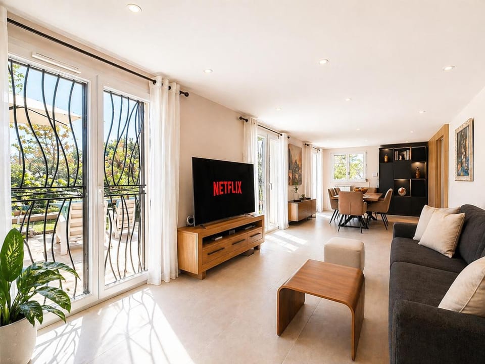 Luxury Villa, Garden, and Infinity Pool Villa in Antibes