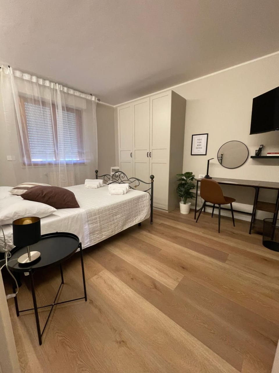 Bed, TV and multimedia, Photo of the whole room, Seating area, Bedroom