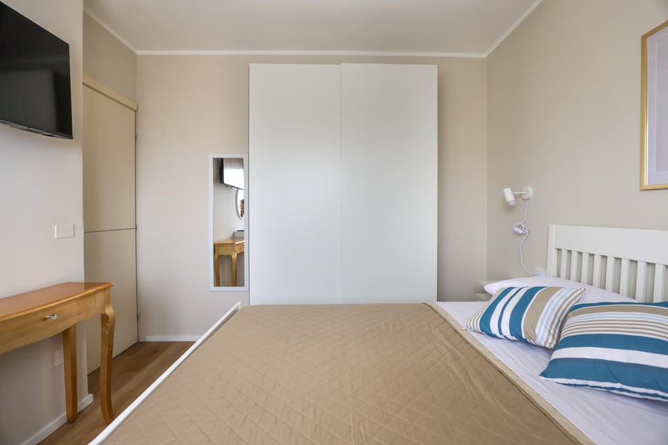 Bed, TV and multimedia, Photo of the whole room, Bedroom, wardrobe