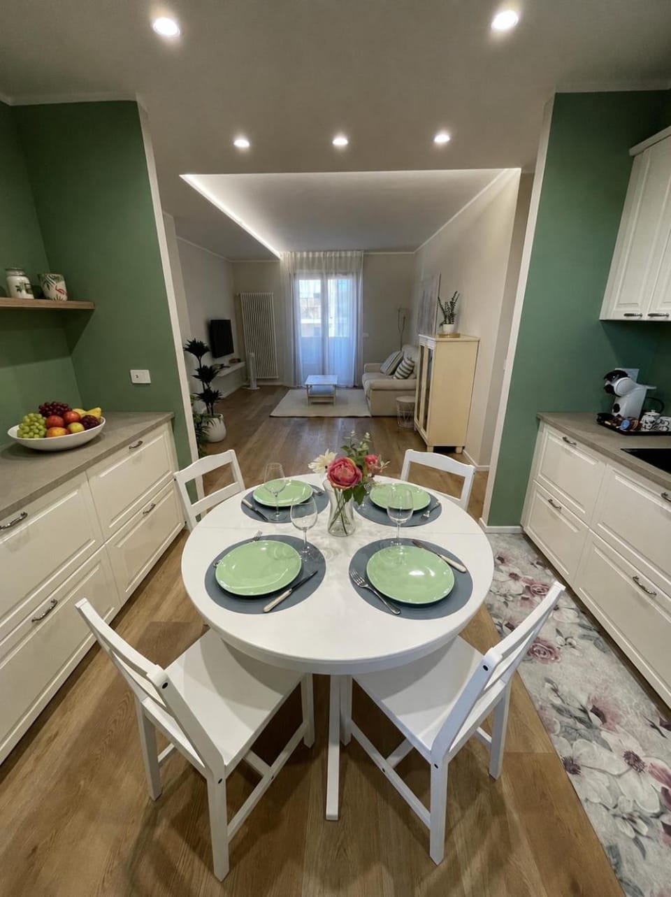 Kitchen or kitchenette, Living room, Food and drinks, Dining area, Food, stove