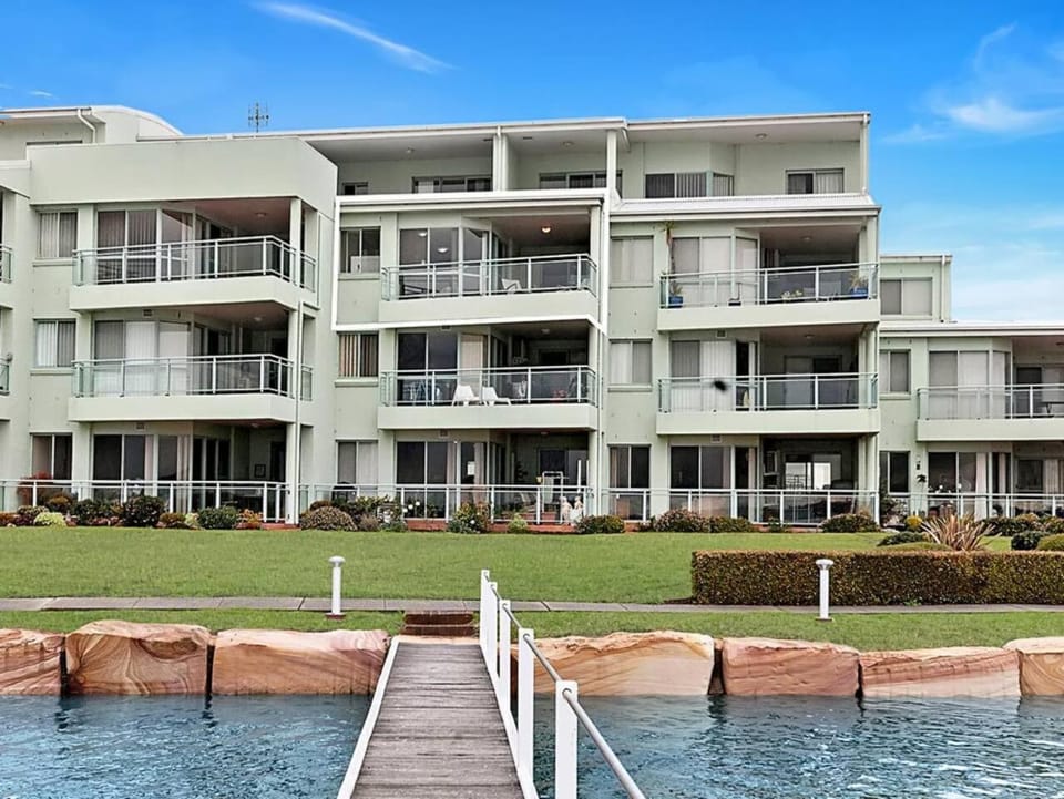 Toukley Waterfront Apartment with Balcony - Outdoor Pool - Secure Parking - Wi-Fi - By HappyHosts Apartment in Toukley