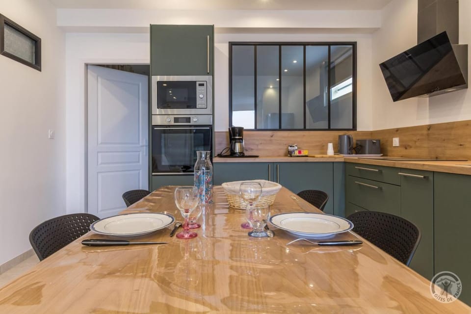 Kitchen or kitchenette, Dining area