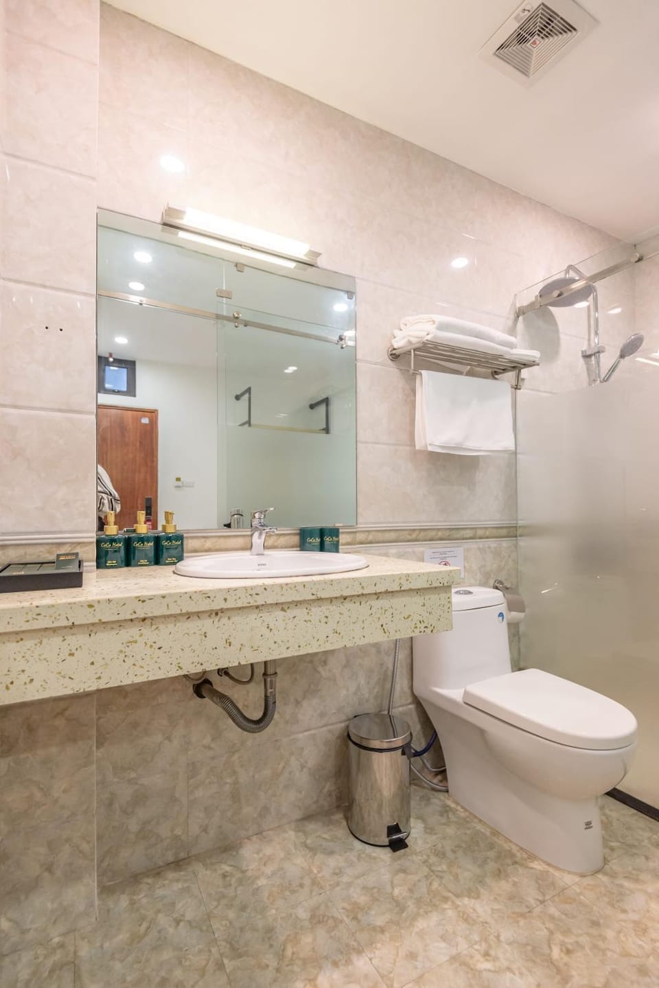 Shower, Toilet, Bathroom, bidet, towels