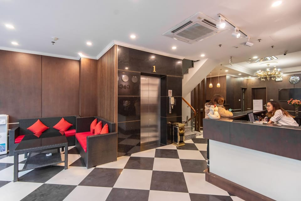 People, Living room, Lobby or reception, Seating area, group of guests, air conditioner