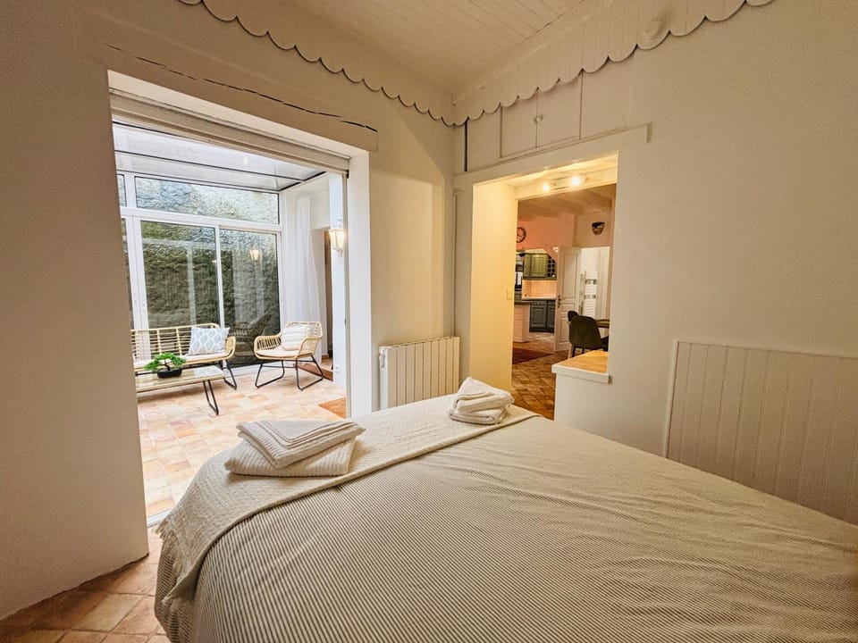 Photo of the whole room, Bedroom