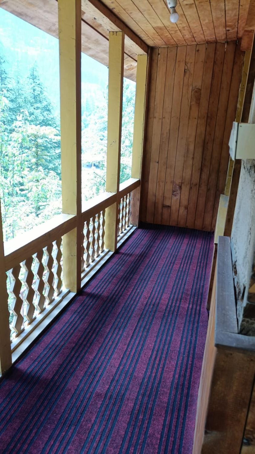 Hostayy Jibhi Hotel in Himachal Pradesh