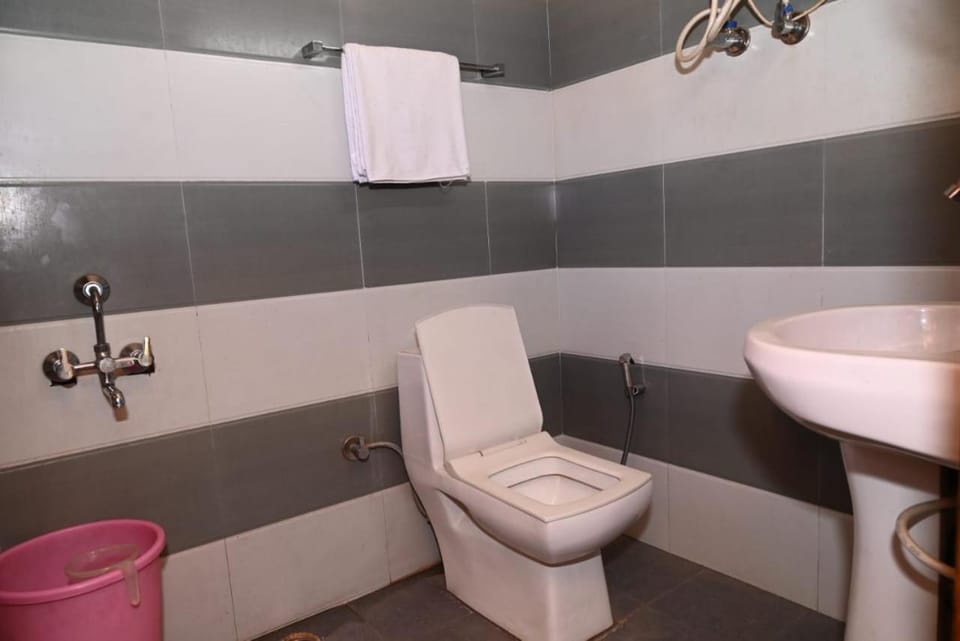 Hostayy Jibhi Hotel in Himachal Pradesh