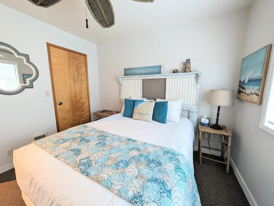 Happy Place Retreat Top Floor Steps to Lake Apartment in Chelan (In Town)