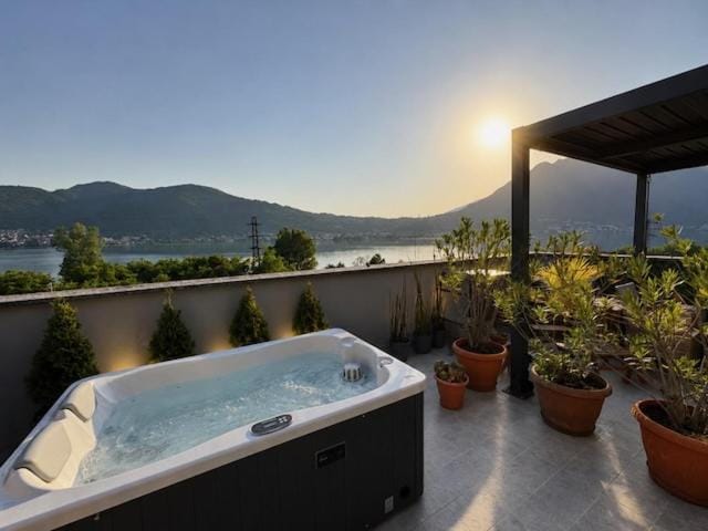 Nearby landmark, Natural landscape, Hot Tub, Balcony/Terrace, Lake view, Mountain view, Sunset