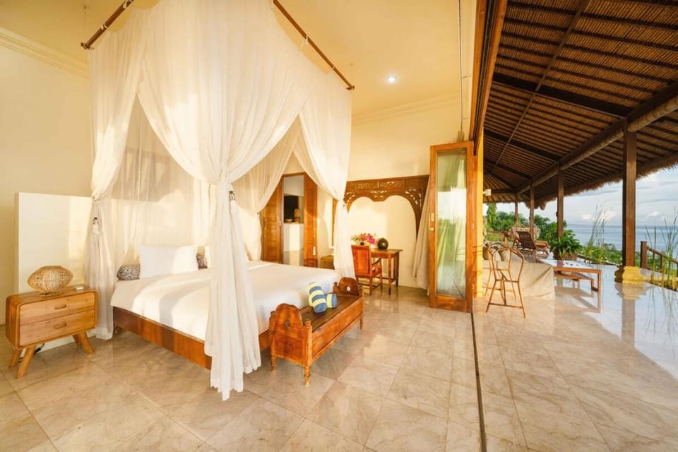 Private Deluxe Villa 20 m Infinitypool Ocean Front Villa in Abang
