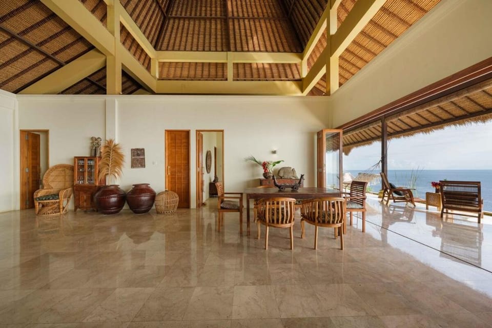 Private Deluxe Villa 20 m Infinitypool Ocean Front Villa in Abang