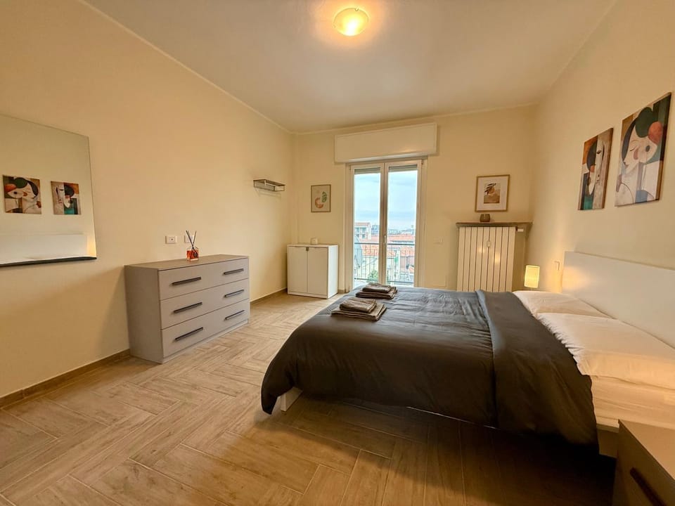 Bed, Photo of the whole room, towels, wardrobe