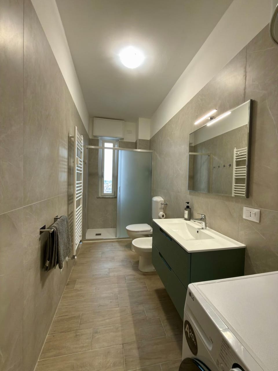 Shower, Toilet, Bathroom, bidet, towels