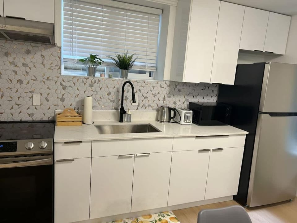 Modern & Cozy 2BR Suite Near Shops & Dining in clayton height House in Surrey