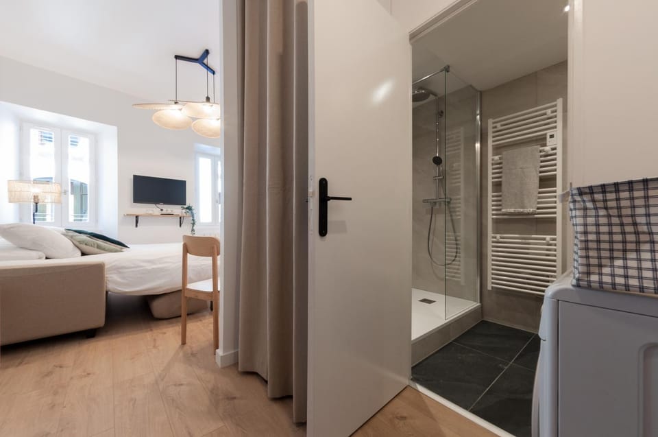 Shower, Bed, Bathroom, TV and multimedia, towels