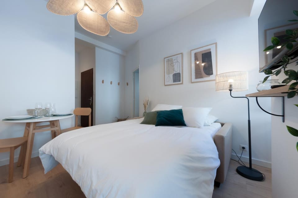 Bed, TV and multimedia, Living room, Bedroom