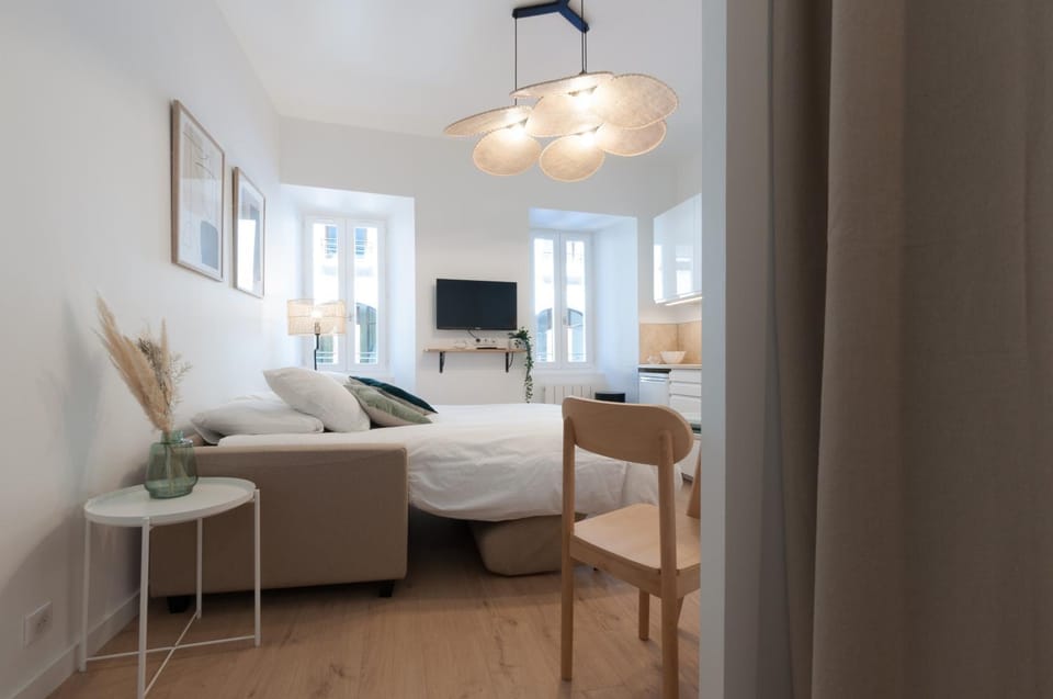 Bed, Living room, Photo of the whole room, Seating area, Dining area, Bedroom