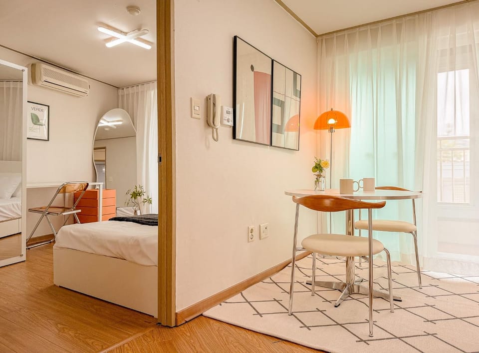 53Hongdae Station Area, Yeonnam, Hongdae Street, 15 Minutes from Itaewon, Single Accommodation, Fully Furnished Apartment in Seoul