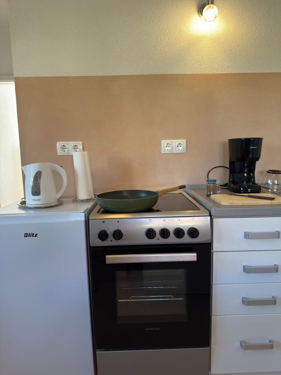 Coffee/tea facilities, Kitchen or kitchenette, oven, stove