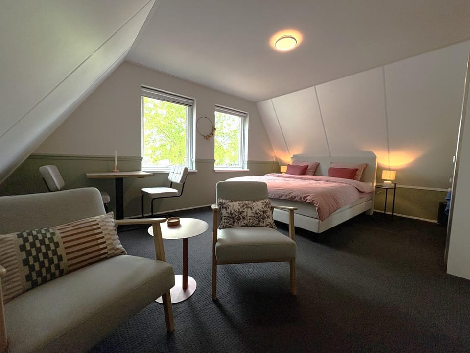 Photo of the whole room, Bedroom