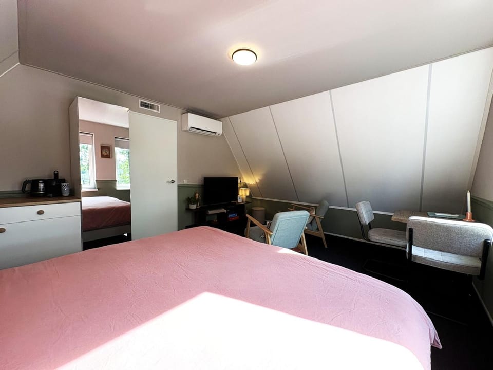 Photo of the whole room, air conditioner, air conditioner