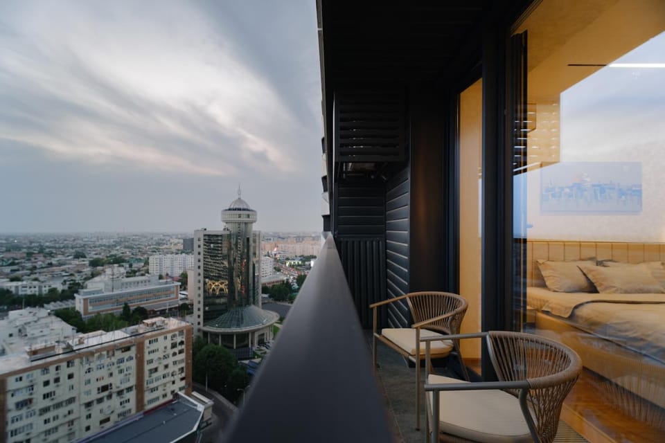 Day, View (from property/room), Balcony/Terrace, Living room, Seating area, City view